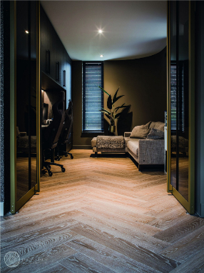 De Design collectie bestaat uit moderne geschaafde duoplanken. De Real Dutch Floor visgraat Design Taupe benadrukt als geen ander de unieke nerfstructuur van de planken.